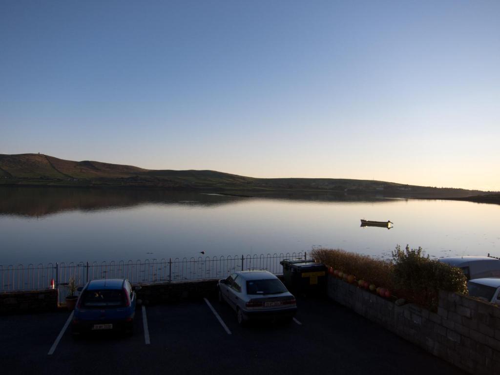 Отель Dingle Harbour Nights Экстерьер фото